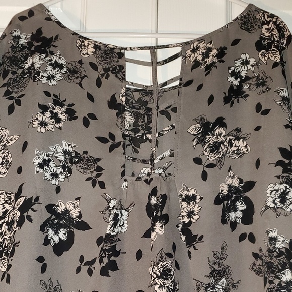 Torrid Size 2 Grey Lattice back shirt - Picture 4 of 4